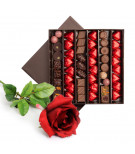 Chocolats et rose rouge